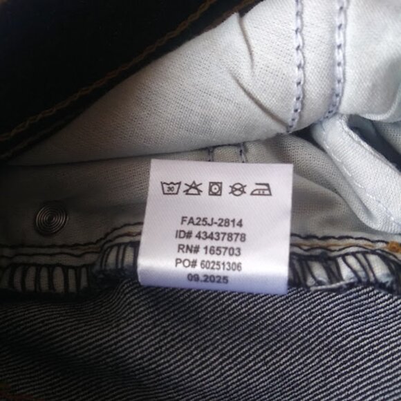 Studio 12 women's size 7 dark blue flare jeans - Picture 13 of 13